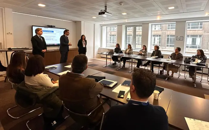 El conselleiro Diego Calvo traslada en Bruselas al coordinador europeo del Corredor Atlántico la necesidad de priorizar la conexión Vigo–Oporto y garantizar inversiones para Galicia.