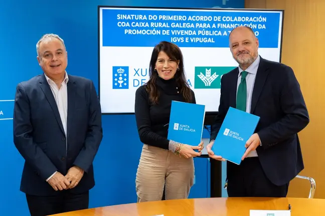 La conselleira de Vivenda e Planificación de Infraestruturas, María M. Allegue, junto al secretario general de Vivienda y Urbanismo, Heriberto García Porto, selló esta tarde el acuerdo con el representante de Caixa Rural Galega.