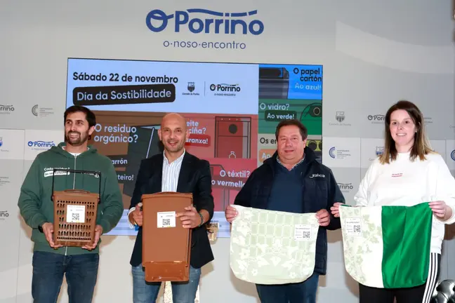 Presentación do Día da Sostibilidade no Porriño, cunha mostra do material e dos recursos que se empregan na nova campaña de separación de residuos e colector marrón.