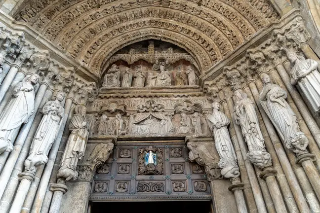 Entrada principal da catedral de Tui, símbolo histórico e espiritual da cidade, que celebra o 800 aniversario da súa consagración.
