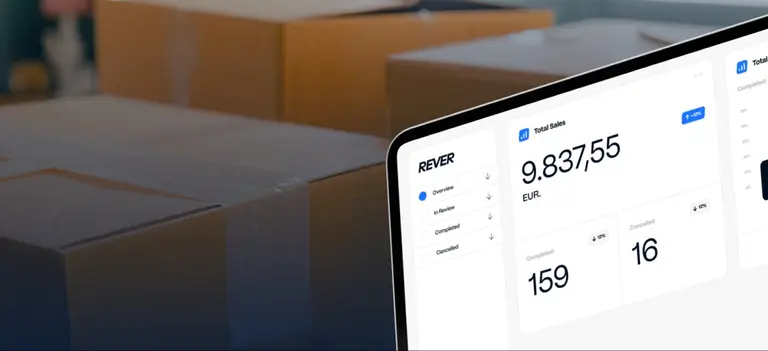 Cajas de devoluciones procesadas frente a un ordenador, símbolo del fuerte incremento de retornos que acompaña al Black Friday en el comercio electrónico.