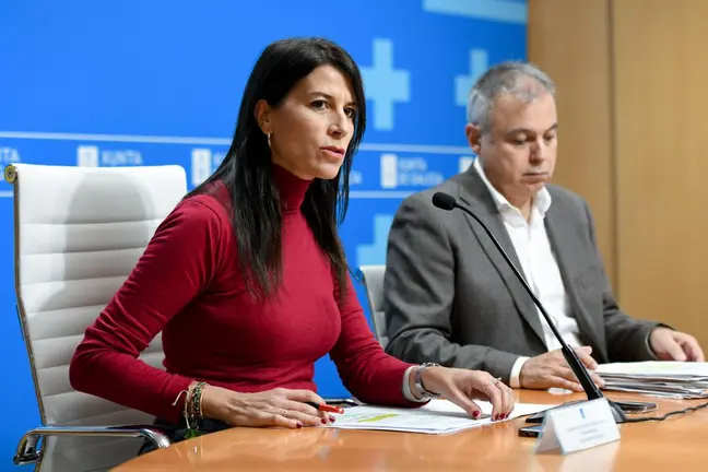 La conselleira de Vivienda y Planificación de Infraestructuras, junto al secretario general de Vivienda y Urbanismo, Heriberto García Porto, valoró hoy la situación de la gestión de estas viviendas