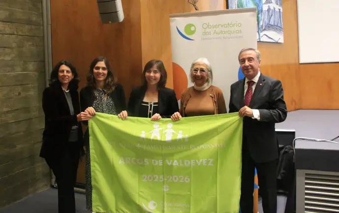 La vicepresidenta Emília Cerdeira, acompañada por representantes municipales, durante la ceremonia de entrega del distintivo en Coimbra.