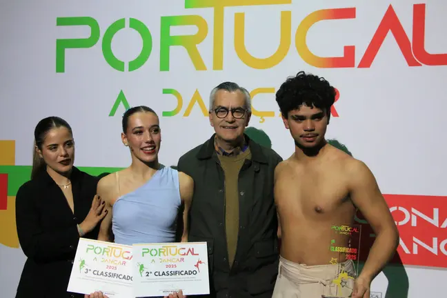 A parella premiada xunto ao presidente da Câmara Municipal, Olegário Gonçalves, durante a final de “Portugal a Dançar”.