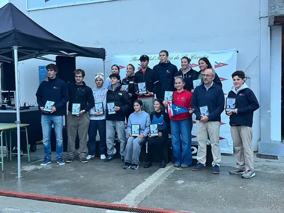 Los regatistas galardonados posan junto a sus trofeos al término del Trofeo Grillete organizado por el Real Club Náutico de La Coruña.