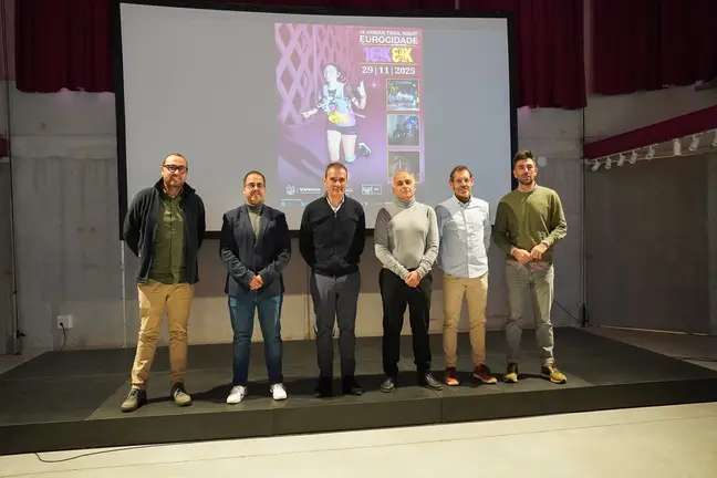 El alcalde de Tui, Enrique Cabaleiro, junto a responsables deportivos de Tui y Valença y al equipo organizador de la Urban Trail Night Eurocidade.