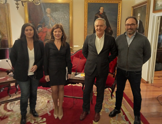 Los ponentes de la mesa debate sobre el tejido empresarial de Santiago, celebrada en la Real Sociedad Económica de Amigos del País, antes del inicio del encuentro.