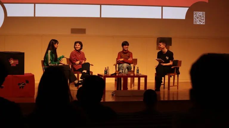 Mesa de diálogo no Facom Fest, na que estudantes e creadoras compartiron procesos, referentes e reflexións arredor da creación audiovisual.