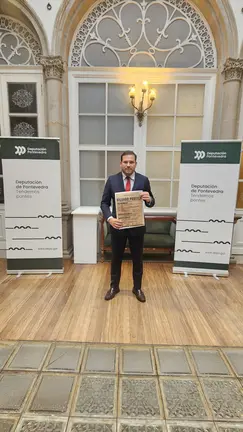 O alcalde Jorge Cubela durante a presentación das Xornadas de Homenaxe a Ricardo Portela, destacando a importancia de preservar a tradición musical galega.