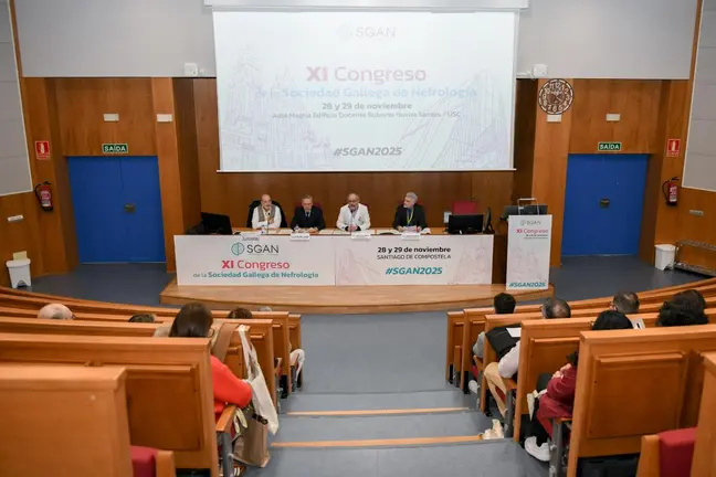 Vista da sala e da mesa inaugural das XI Xornadas da Sociedade Galega de Nefroloxía, cunha ampla participación de profesionais do ámbito sanitario.