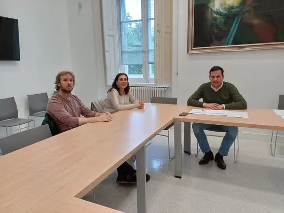 O deputado de Cultura, Jorge Cubela, durante a reunión con Carmen Díaz e Manoel Anxo Rodríguez-Moldes. ARCHIVO.