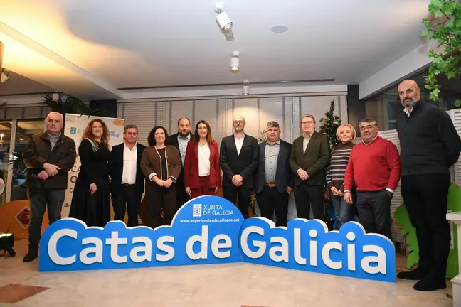 La conselleira María José Gómez y Martín Alemparte, director de Agacal, posan con los galardonados de las catas de quesos y mieles de Galicia.