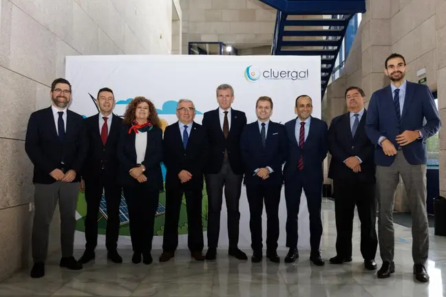 Foto de familia das autoridades e representantes do sector durante o 15º aniversario do Clúster de Enerxías Renovables de Galicia.