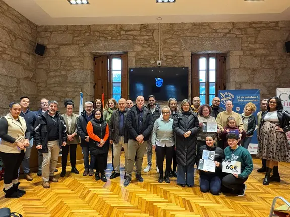Foto de familia cos establecementos premiados na terceira edición de Pinchotea, acompañados pola alcaldesa Nava Castro, o concelleiro de Comercio Ricardo González, membros do xurado e representantes das casas colaboradoras.