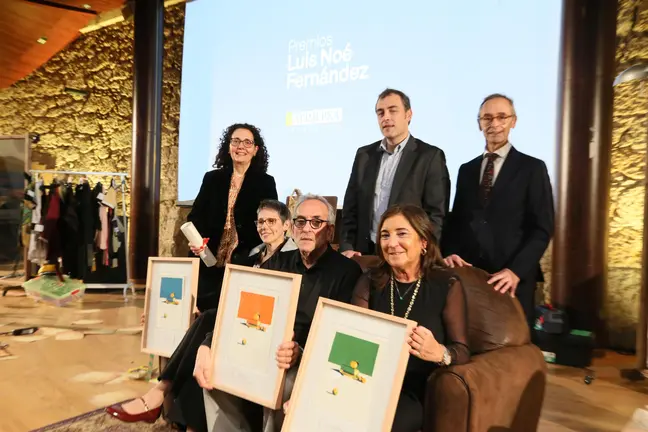 Foto de familia de los premiados XVI Premios Fundación Alimerka con el presidente de Alimerka y el director de Fundación Alimerka.