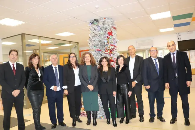 La directora xeral de Formaci&oacute;n Profesional, Eugenia P&eacute;rez (centro), participa en la conmemoraci&oacute;n del aniversario del Instituto de Teis junto a miembros del equipo directivo, profesorado y representantes institucionales del centro, que cuenta con casi 1.400 estudiantes.