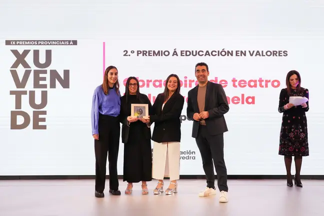 Un grupo de participantes recolle un dos galardóns durante a gala dos Premios Provinciais á Xuventude, nun acto que celebrou o talento creativo e social da mocidade da provincia.