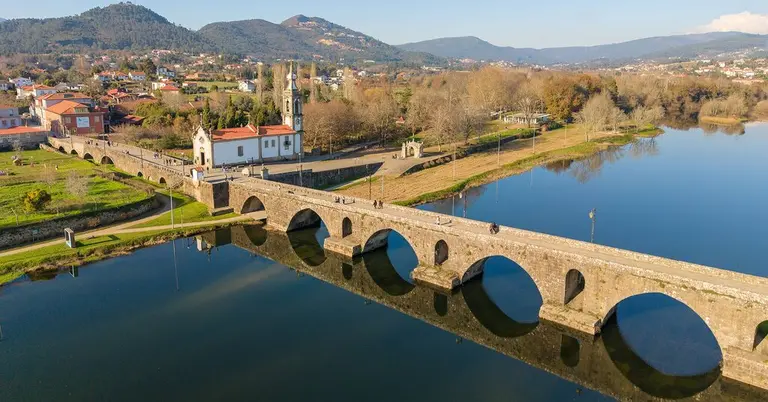 ista aérea del puente de Ponte de Lima sobre el río Lima, una de las zonas de intervenção previstas no âmbito do projeto LIFE REVIVE.