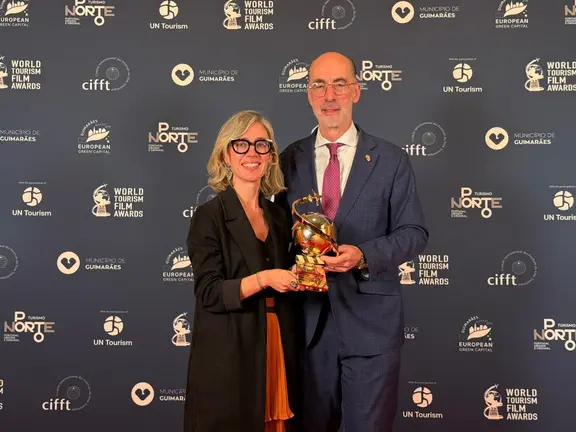 O deputado de Turismo, Jesús Vázquez Almuíña, xunto ao equipo recoñecido nos World Tourism Film Awards durante a gala celebrada no Teatro Jordão de Guimarães.