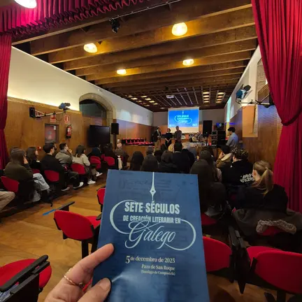 O público encheu o salón do pazo de San Roque na xornada Sete séculos de creación literaria en galego, celebrada este 5 de decembro en Santiago de Compostela.