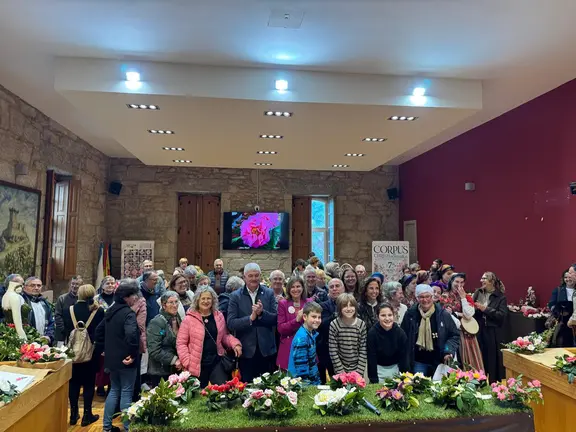 Asistentes, expositores e autoridades posan na Exposición da Camelia de Ponteareas, que reuniu unha ampla participación e unha destacada mostra floral durante a súa inauguración.