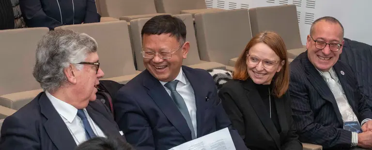 Representantes institucionales y académicos conversan antes del inicio del Foro, entre ellos Xun Qu, ministro consejero de la Embajada de China en España; Antonio López, rector de la USC; y Carmen Cotelo, directora de la Axencia Galega de Innovación.