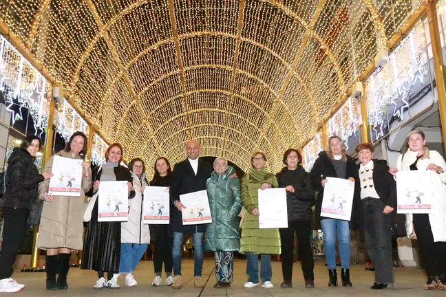 O alcalde Alejandro Lorenzo e integrantes de Acipor posan cos carteis da campaña de Nadal que impulsa o comercio local do Porriño.