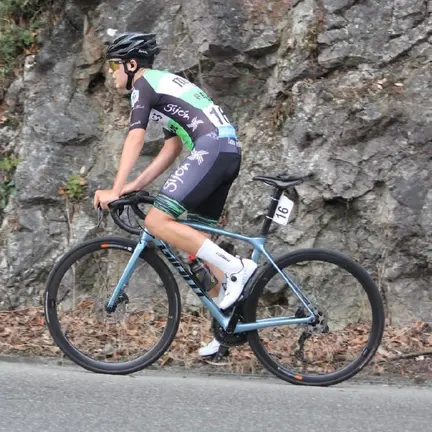 Un ciclista de la estructura asturiana compitiendo en ruta, mostrando regularidad y esfuerzo en carrera.
