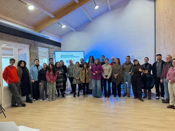 Participantes, ponentes y representantes institucionales posan tras la clausura de las jornadas profesionales “Crear Pontes”, celebrada en Artistea, la primera residencia artística 100% municipal de Galicia, impulsada por el Concello de Ponteareas en colaboración con la Deputación de Pontevedra.