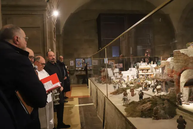 El director de Turismo de Galicia, Xosé Merelles, junto al deán de la Catedral de Santiago, Manuel Jesús Formoso, durante la inauguración del Belén Popular de la Catedral, instalado en la Iglesia de San Agustín y abierto al público durante las fiestas navideñas.