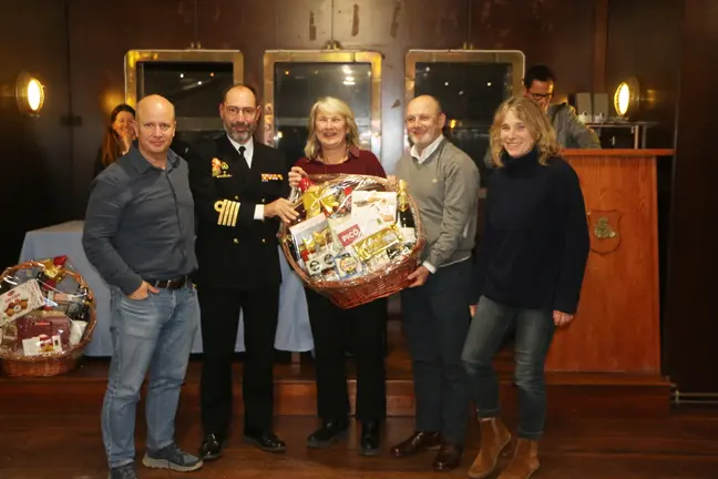 El "Squid II" ganador de la Clase&nbsp;ORC&nbsp;2, recibiendo su premio de manos del Comandante Director de la Escuela Naval Militar,&nbsp; Tom&aacute;s Clavijo Rey-Stolle.