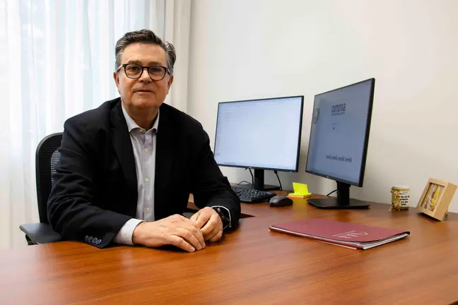 Mart&iacute;n Blanco Conde, nuevo ec&oacute;nomo de la di&oacute;cesis de Tui-Vigo, en su despacho, desde donde asumir&aacute; la gesti&oacute;n econ&oacute;mica y administrativa durante los pr&oacute;ximos cinco a&ntilde;os.