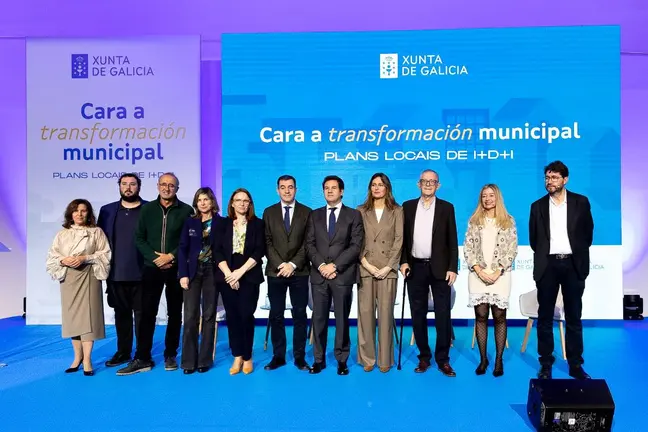 Autoridades auton&oacute;micas y representantes municipales posan al inicio de la jornada Hacia la transformaci&oacute;n municipal: Planes locales de I+D+i, organizada por la Xunta de Galicia para impulsar la innovaci&oacute;n en el &aacute;mbito local.