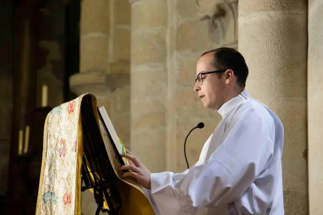 Juan Gonz&aacute;lez, seminarista de la di&oacute;cesis de Tui-Vigo, durante una celebraci&oacute;n lit&uacute;rgica en el Seminario Mayor Interdiocesano &laquo;Ap&oacute;stol Santiago&raquo; y en la catedral de Tui, en distintos momentos de su proceso formativo hacia el sacerdocio.
