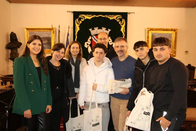 Alunos e professores do Instituto Enrique Tierno Galv&aacute;n, de Val&ecirc;ncia, durante a rece&ccedil;&atilde;o nos Pa&ccedil;os do Concelho de Arcos de Valdevez, no &acirc;mbito do interc&acirc;mbio Erasmus+, acompanhados por representantes do Munic&iacute;pio.