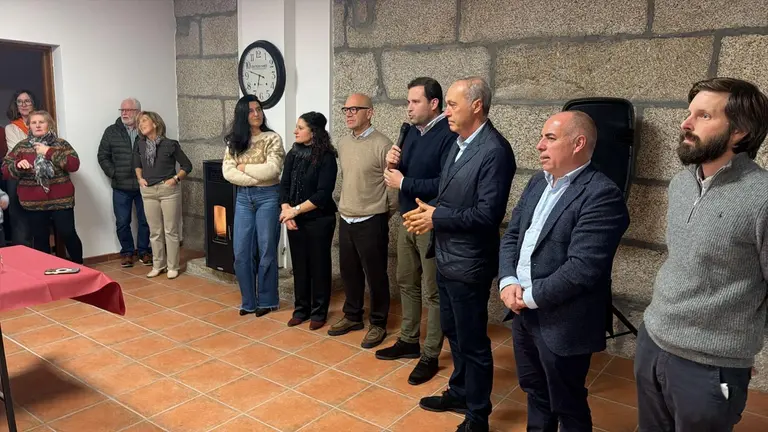 Javier Tour&iacute;s dirixiuse &aacute; veci&ntilde;anza durante o acto de inauguraci&oacute;n das obras de mellora da eficiencia enerx&eacute;tica da Casa do Pobo de Caroi, acompa&ntilde;ado por representantes municipais e veci&ntilde;ais.