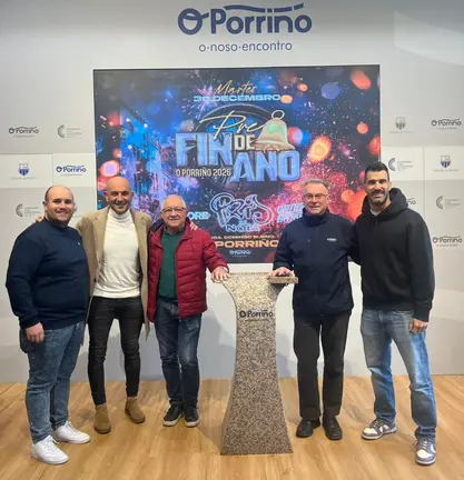 Presentaci&oacute;n do programa do Pre-fin de Ano do Porri&ntilde;o 2025&ndash;2026, cunha ampla representaci&oacute;n municipal e dos axentes implicados nunha xornada festiva que converter&aacute; a vila nun punto de encontro para celebrar, de maneira anticipada, a chegada do novo ano.