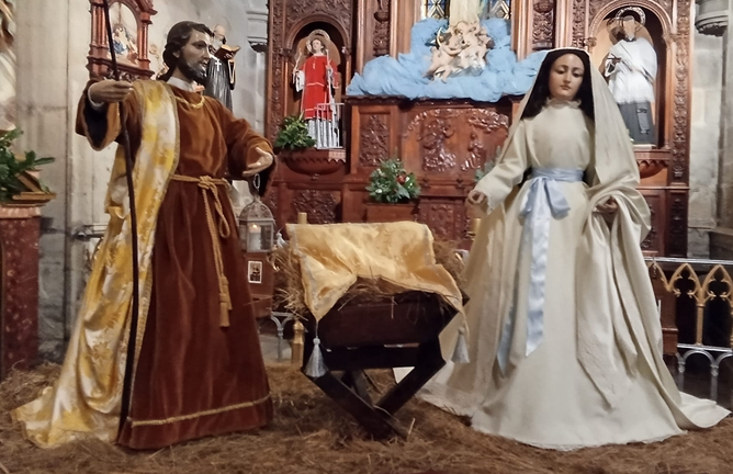 Detalle del bel&eacute;n art&iacute;stico instalado en la excolegiata iglesia parroquial de Cangas, con las im&aacute;genes de San Jos&eacute; y la Virgen del Rosario dispuestas junto al pesebre, que se completar&aacute; el d&iacute;a de Navidad con la incorporaci&oacute;n del Ni&ntilde;o Jes&uacute;s.