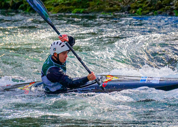 Pedro Martins (DKC de Viana) em a&ccedil;&atilde;o no Campeonato Regional de Slalom da Galiza, na prova de K1 s&eacute;nior. TEIXUGOS.