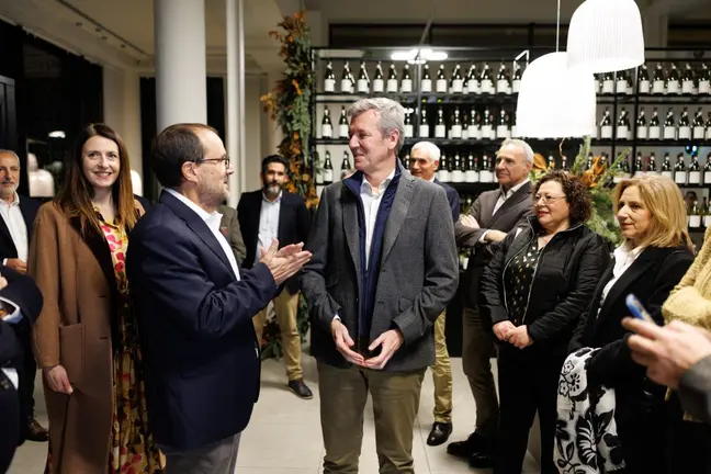 El presidente de la Xunta, Alfonso Rueda, durante el acto de celebraci&oacute;n del 40 aniversario de las bodegas Mart&iacute;n C&oacute;dax, acompa&ntilde;ado por la conselleira do Medio Rural, Mar&iacute;a Jos&eacute; G&oacute;mez.