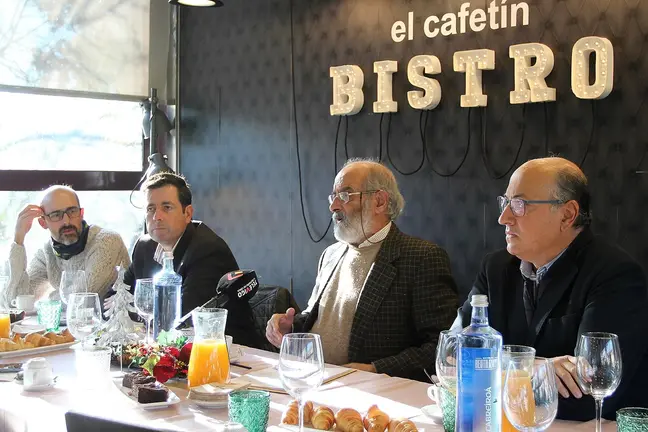 Paco Hern&aacute;ndez, presidente de La Cultural de Sanxenxo, durante la presentaci&oacute;n del balance del ejercicio 2025 en el tradicional desayuno navide&ntilde;o con los medios celebrado en El Cafet&iacute;n, en Pontevedra.