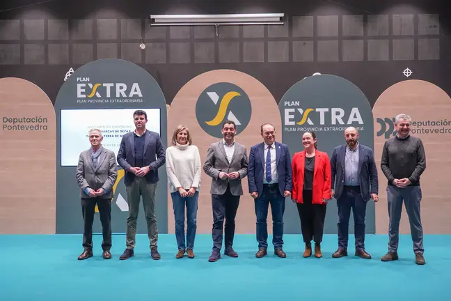 Luis L&oacute;pez, presidente de la Deputaci&oacute;n de Pontevedra, junto a alcaldes y representantes municipales durante el encuentro comarcal del Plan Extra celebrado en el auditorio de Vilatuxe (Lal&iacute;n), donde se present&oacute; el balance de inversiones en Deza, Tabeir&oacute;s y Terra de Montes.