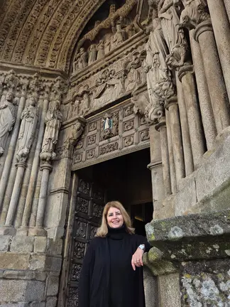A catedr&aacute;tica da USC Marta Cend&oacute;n Fern&aacute;ndez, diante da portada da catedral de Santa Mar&iacute;a de Tui, que protagonizar&aacute; a conferencia inaugural do ciclo polo 800 aniversario da s&uacute;a consagraci&oacute;n.
