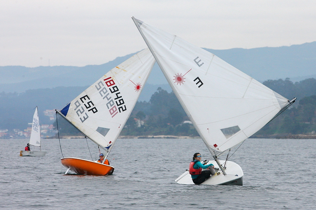 Regatistas de vela ligera compiten en la r&iacute;a de Muros y Noia en una de las pruebas del Real Club N&aacute;utico Portos&iacute;n, que este s&aacute;bado pone el broche a la temporada con regatas y entrega de premios.
