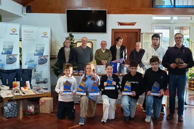 Foto de familia de los ganadores de vela ligera, durante la entrega de premios del cierre de temporada del Real Club N&aacute;utico de Portos&iacute;n, con el apoyo del Trofeo Repsol.