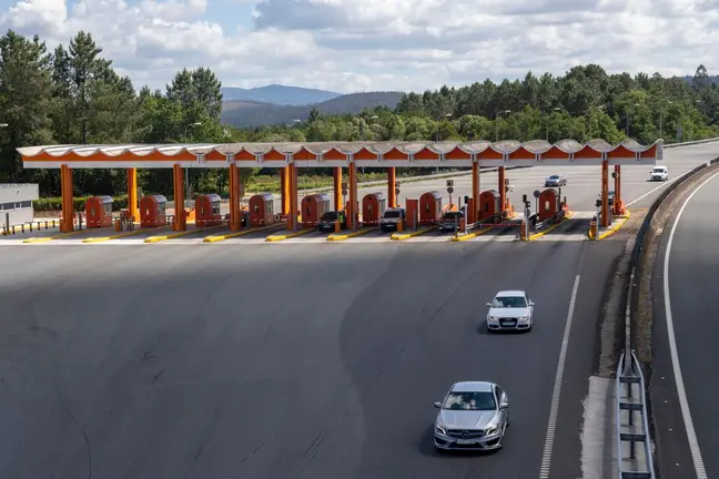 Imagen de un peaje en una autopista gallega. La Xunta renovar&aacute; el convenio con Autopistas de Galicia para congelar en 2026 las tarifas de la AG-55 y la AG-57 y mantener las bonificaciones vigentes para los usuarios habituales.