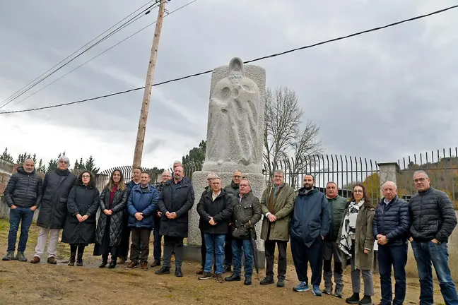 Autoridades y asistentes, ante el nuevo r&oacute;tulo escult&oacute;rico instalado en uno de los accesos al municipio, una de las intervenciones del proyecto de mejora de se&ntilde;alizaci&oacute;n tur&iacute;stica y puesta en valor de O Pereiro de Aguiar como puerta de entrada a la Ribeira Sacra.