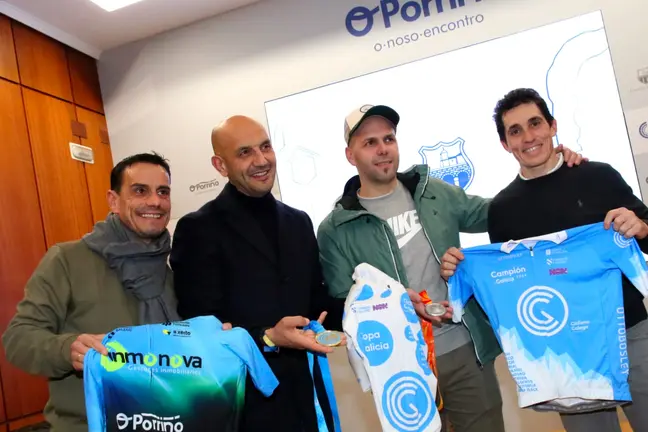 O alcalde do Porri&ntilde;o, Alejandro Lorenzo, posa con representantes do Grupeta Pan de Zarko durante a recepci&oacute;n no Concello, na que o club compartiu camisolas e medallas cos seus &uacute;ltimos &eacute;xitos no ciclocross e no BTT.