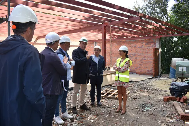 La alcaldesa de Mos, Nidia Ar&eacute;valo, durante una visita a una obra en el municipio, en un a&ntilde;o marcado por el aumento de licencias y el r&eacute;cord de expedientes tramitados en Urbanismo y Medio Ambiente.