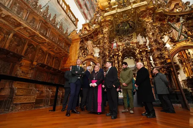 Autoridades y representantes eclesi&aacute;sticos e institucionales, durante la visita al nuevo Museo Diocesano de Santiago en el acto inaugural.